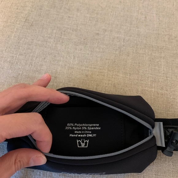 Running Pouch - Picture 3 of 5